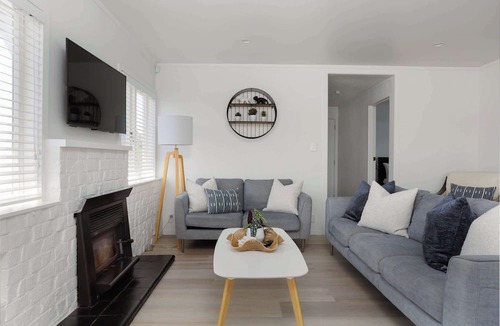 Mount Maunganui Apartment | Awesome Beach House, stroll to Town and Beach