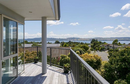 Richmond Heights House | Lake Views! 5min Drive to Town