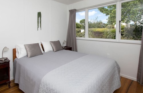 Taupo House | Central - Walk to Town and Lake! *No Service Fee*