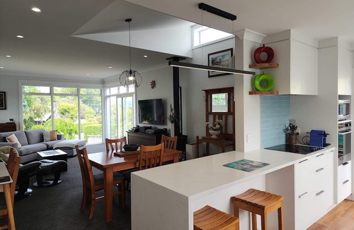 Taupo House | Walking Distance to the Lake - Sunny & Modern Home
