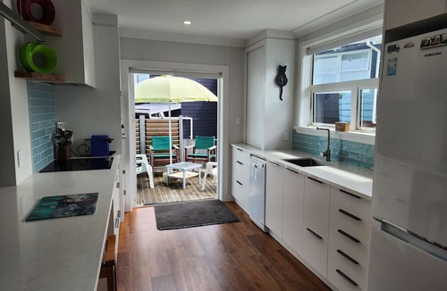 Taupo House | Walking Distance to the Lake - Sunny & Modern Home