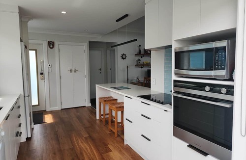 Taupo House | Walking Distance to the Lake - Sunny & Modern Home