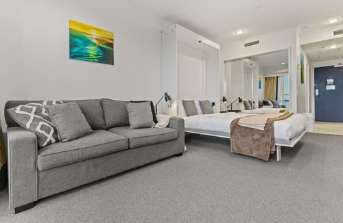 Takapuna Apartment | Skyline Sojourn Studio with Parking and Sea Views
