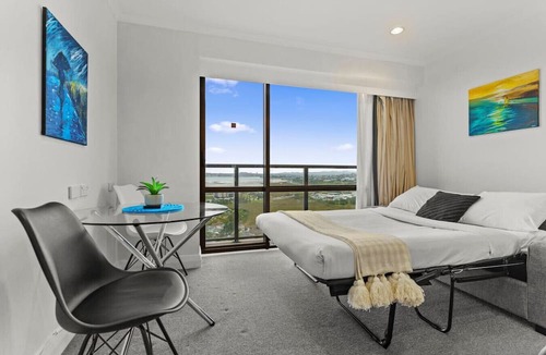 Takapuna Apartment | Skyline Sojourn Studio with Parking and Sea Views