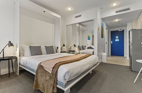 Takapuna Apartment | Skyline Sojourn Studio with Parking and Sea Views