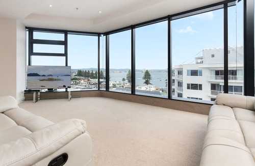 Mount Maunganui Apartment | Superb Elevated Sea Views with Heated Pool, Gym
