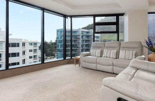 Mount Maunganui Apartment | Superb Elevated Sea Views with Heated Pool, Gym