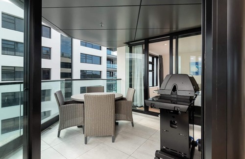 Mount Maunganui Apartment | Superb Elevated Sea Views with Heated Pool, Gym
