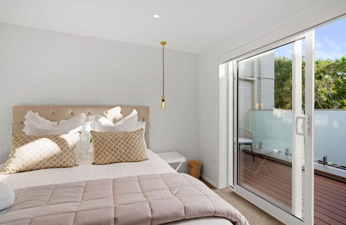 Mission Bay Apartment | Luxury Apart, Seaviews & Balcony, Full Kitchen