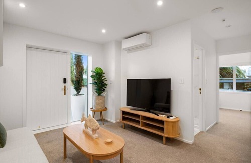Mission Bay Apartment | Luxury Apart, Garden Views, Full Laundry, Kitchen