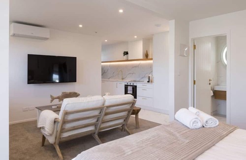 Mission Bay Apartment | Luxury Apart, Balcony & Seaviews, Full Laundry