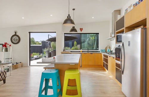 Raglan House | R and R at Robertson - Raglan Holiday Home