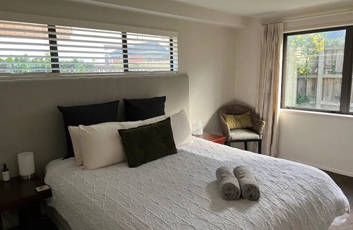 Mount Maunganui Apartment | Retreat on Rita -Cozy 1-Bedroom Mount Maunganui, Outdoor Patio, king-Size Bed – Steps from Beach & Vibrant Strip