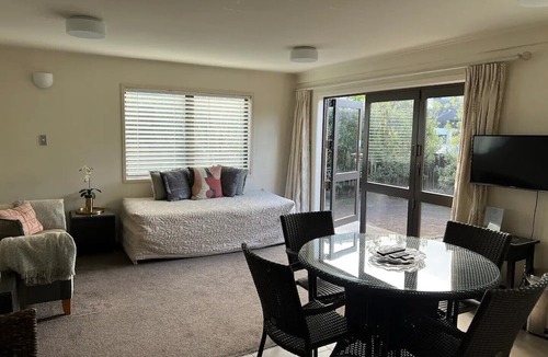 Mount Maunganui Apartment | Retreat on Rita -Cozy 1-Bedroom Mount Maunganui, Outdoor Patio, king-Size Bed – Steps from Beach & Vibrant Strip