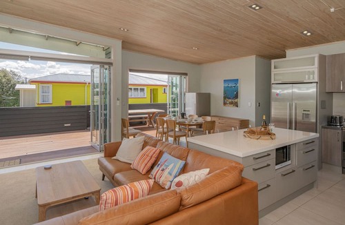 Whangamata House | Castaway Bach - Whangamata Holiday Home