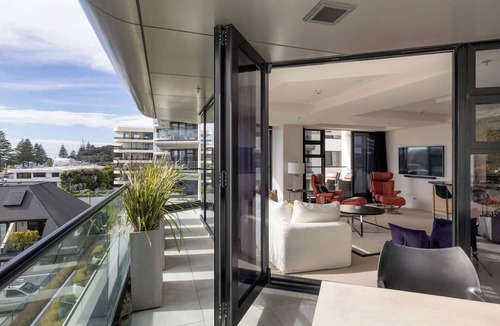 Mount Maunganui Apartment | Spectacular Sunrises & Sea Views - Pool, Spa, Gym