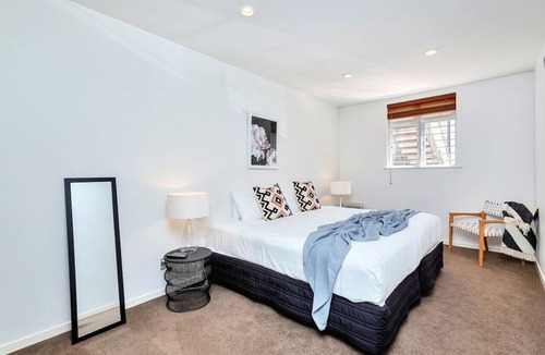 Newmarket Apartment | Eden`s Nest Apt near Westfield Newmarket