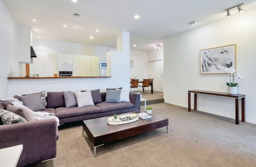 Newmarket Apartment | Eden`s Nest Apt near Westfield Newmarket