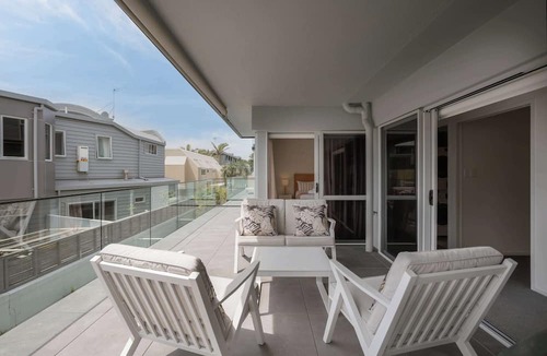 Mount Maunganui Apartment | Sunny & Spacious, Downtown Mount, Beach & Pool