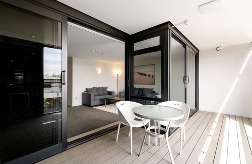 Mount Maunganui Apartment | Central Apartment with Pool, Spa, Sauna and Gym