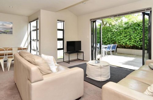 Addington Apartment | Hagley Apartment-Upmarket Apart. w/Private Courtyard -Right Next to Hagley Park