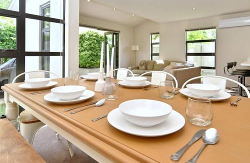 Addington Apartment | Hagley Apartment-Upmarket Apart. w/Private Courtyard -Right Next to Hagley Park