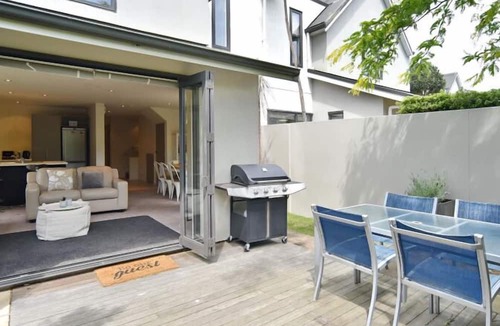 Addington Apartment | Hagley Apartment-Upmarket Apart. w/Private Courtyard -Right Next to Hagley Park