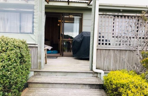 Waitarere Beach House | Holiday House with additional Sleepout to Rent Separately
