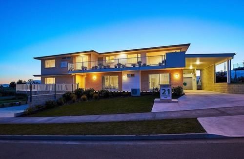 Kaikoura Cabin | 7 Bedroom Home with Mountain Views, free wi-fi, ocean, golf, cycle track nearby