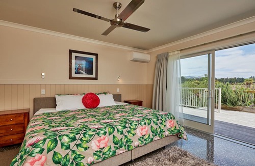 Kaikoura Cabin | 7 Bedroom Home with Mountain Views, free wi-fi, ocean, golf, cycle track nearby
