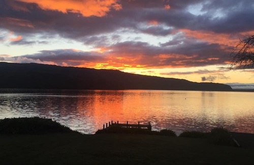 Lake Tarawera House | ABSOLUTE LAKE EDGE , FLAT LAWN, BEACH & JETTY