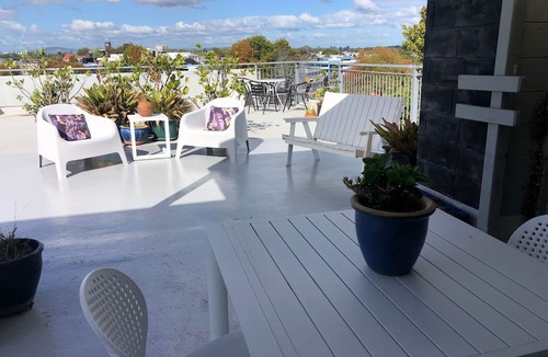 Hamilton Lake Apartment | Private Central City Apartment.