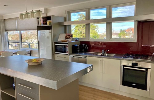Hamilton Lake Apartment | Private Central City Apartment.