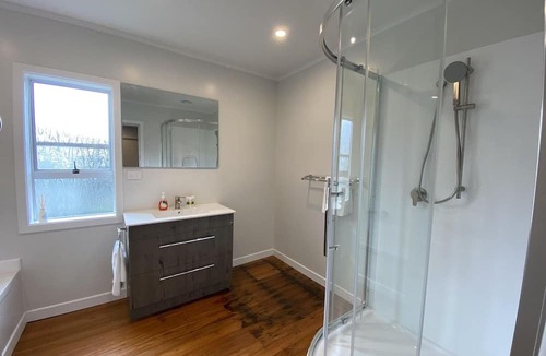 Rotorua House | Mutts, MTBs & Mud Pools - Central, Sleeps 12