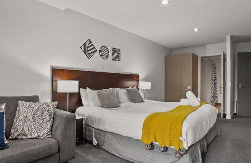 Queenstown Apartment | The Alps Studio - Cosy one bed right in the centre of Queenstown