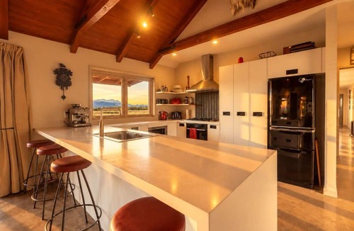Ben Ohau House | Raspberry Hut, Huge Spaces & Panoramic Views
