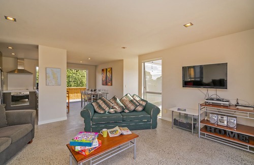 Matarangi Cottage | Titoki Magic - Matarangi Holiday Home