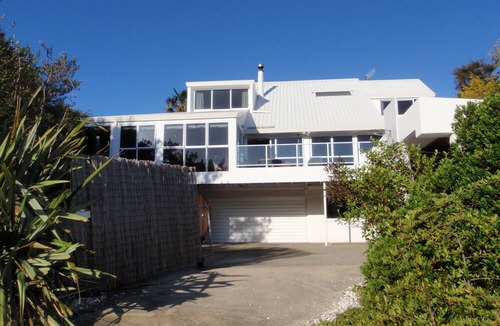 Kaiteriteri House | BEACH FRONT Palms on-the-beach Main Beach House. KAITERITERI .(Abel Tasman)