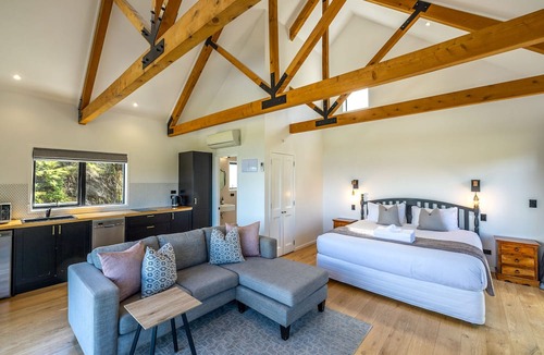 Omiha House | The Guest House at Te Whau Retreat - Stay Waiheke