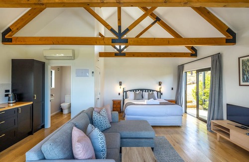 Omiha House | The Guest House at Te Whau Retreat - Stay Waiheke
