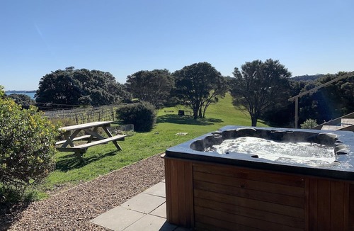 Omiha Cottage | The Cottage at Te Whau Retreat - Stay Waiheke