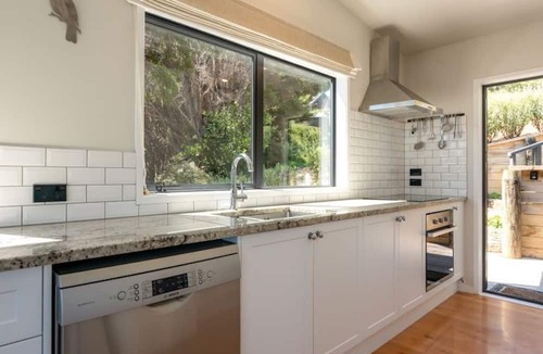 Omiha Cottage | The Cottage at Te Whau Retreat - Stay Waiheke