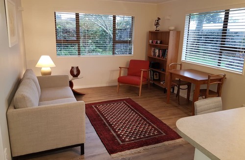 Otaki House | Relax in a quiet Garden Retreat