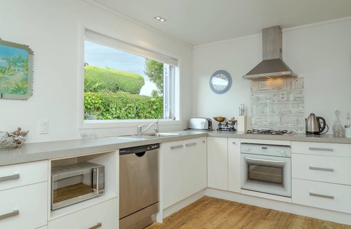 Clyde House | Historic Plum Tree Cottage - unlimited wifi, Rail trail perfect