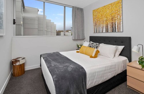 Auckland Central Business District Apartment | Sunlit City Fringe Apartment wth Heat Pump+Carpark