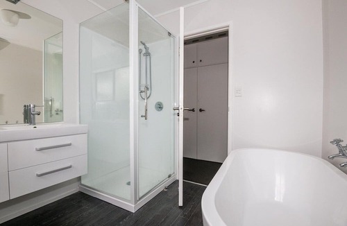 Lynmore House | As You Do - Spa Pool, Walk to Redwoods, Pets OK