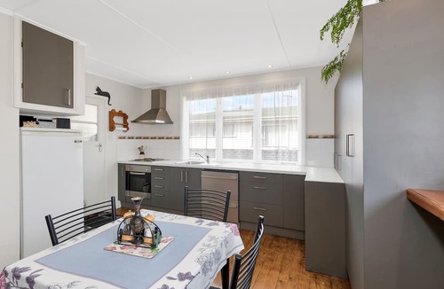 Cheviot Cottage | Cosy Family Cottage, within the Cheviot Township