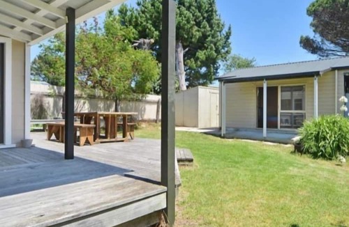 Riversdale House | Sunny bach, walk to beach, golf course & shop. Perfect for a large family or two