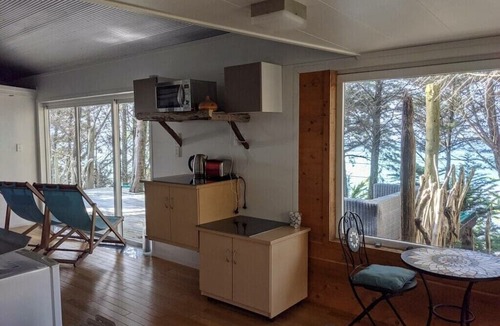 Wattle Bay Cabin | Detach from the rat race! Relaxing coastal retreat one hour from Auckland.