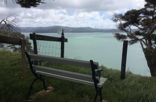 Wattle Bay Cabin | Detach from the rat race! Relaxing coastal retreat one hour from Auckland.
